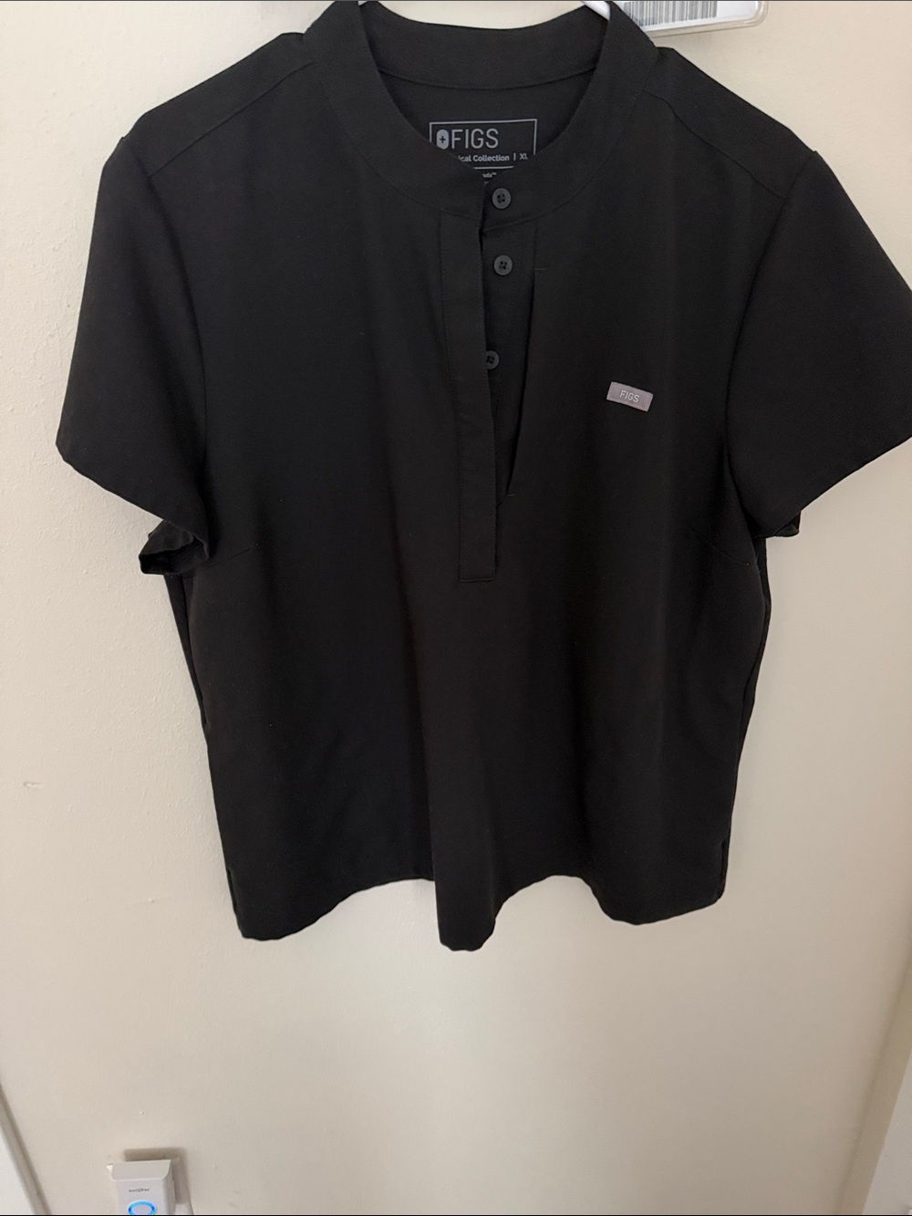 Figs women’s Black Short-Sleeve Henley Polo